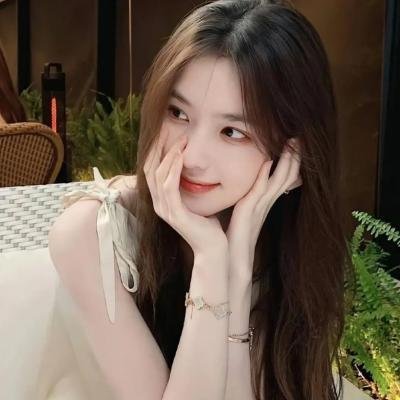 独家爆料：顶流男星机场牵手女助理，好友出面澄清，深夜